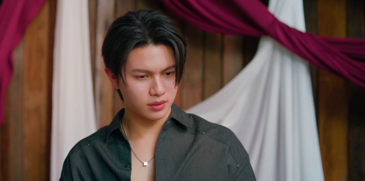 GMMTV's tweet photo. ไม่หงอยนะดีน 🫳🏻 นี่เชื่อว่าจะมีคนนึงที่เลือกดีน คนที่น่ารัก ๆ คนนั้นน่ะ ที่ทำอะไรดีนก็ไม่เคยโกรธลง 🤏���
#YouManiacSeriesEP5
@Williamjkp1 https://t.co/Amv9jizRFx