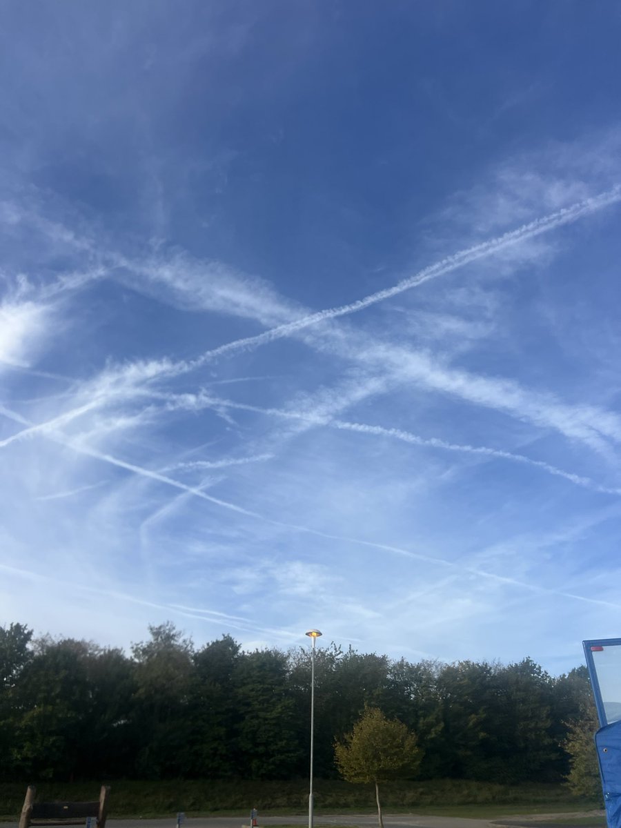 OlooneyJohn's tweet photo. I do wonder how people like @andyburnham 
can stand and say nothing as his own people are poisoned with this.
The sky is actually saturated with poisons  today that are being sprayed all over us in Milton Keynes
You sir are an absolute fucking disgrace to allow it to happen and say nothing.
Traitor