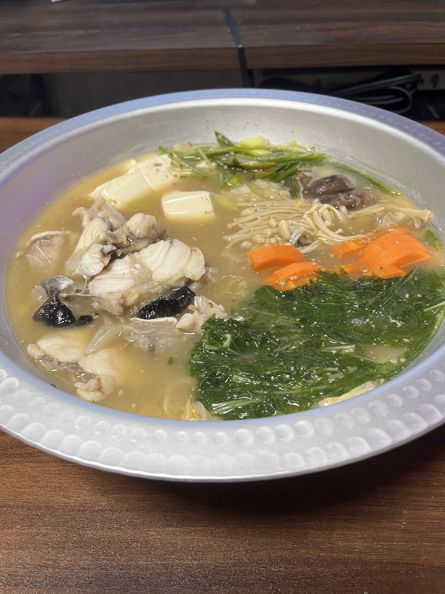 tuginalu's tweet photo. #くれせめろ遠吠え中
#亜神柚羽
#晩ごはん
#飯テロ
#晩酌

麻雀コラボ配信楽しかったです。

流石に解体してる写真は載せれなくて😅
くぅートップを取りたかっなぁー

今日の晩ごはんはアンコウ鍋
なんか夜は最近さむくなって
お鍋の気分です

あん肝を焼き焦がした白味噌スープです。
ほっこりします https://t.co/i8TyR6fy6N