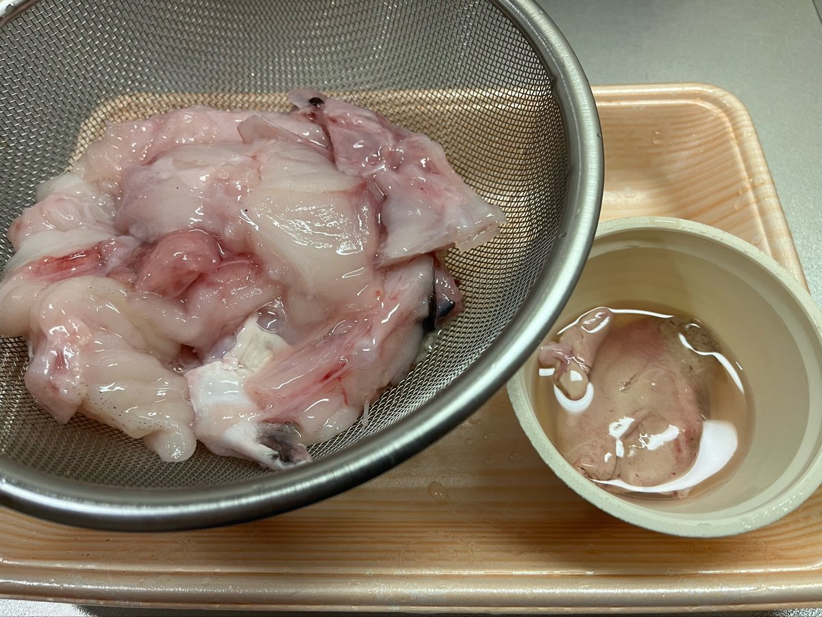 tuginalu's tweet photo. #くれせめろ遠吠え中
#亜神柚羽
#晩ごはん
#飯テロ
#晩酌

麻雀コラボ配信楽しかったです。

流石に解体してる写真は載せれなくて😅
くぅートップを取りたかっなぁー

今日の晩ごはんはアンコウ鍋
なんか夜は最近さむくなって
お鍋の気分です

あん肝を焼き焦がした白味噌スープです。
ほっこりします https://t.co/i8TyR6fy6N