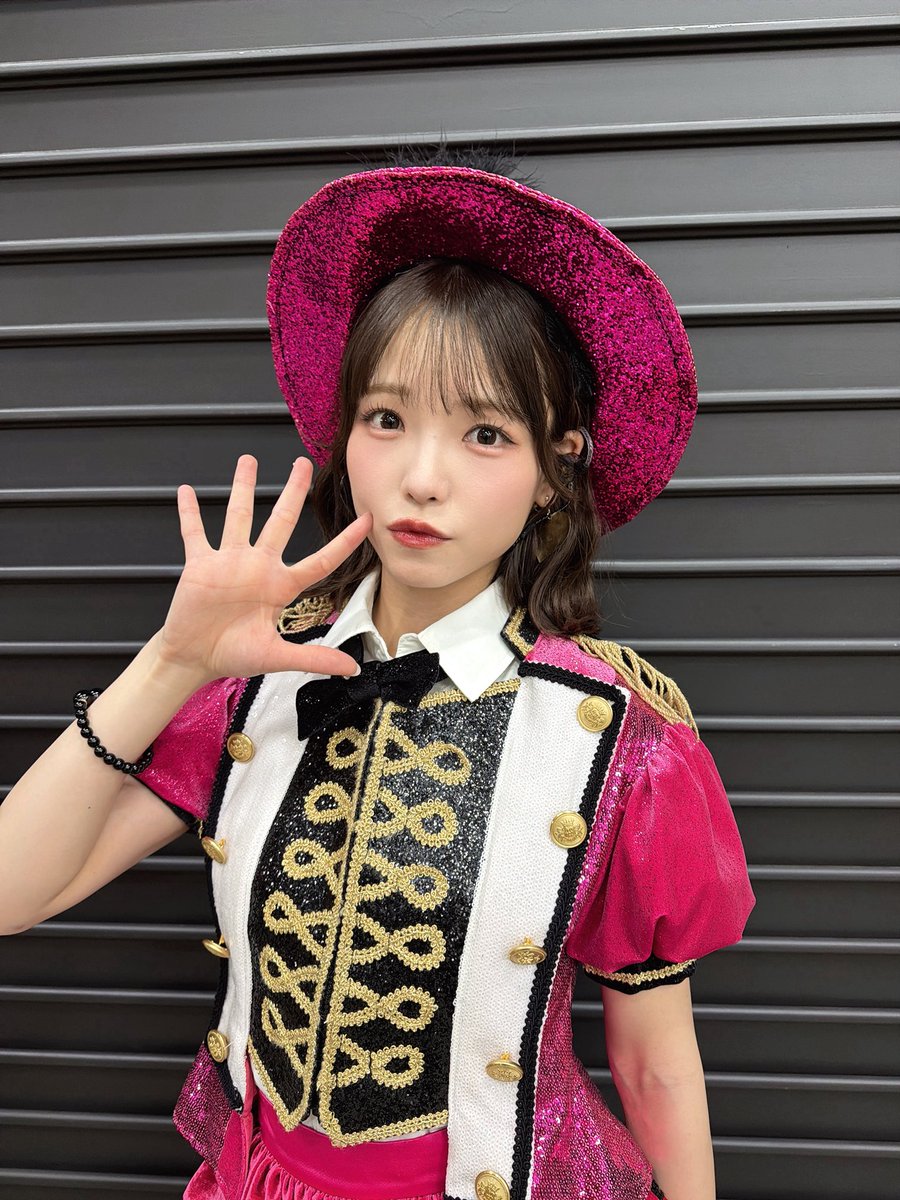 __ayn1230__'s tweet photo. #AKBサンコンコン 1日目💗
お昼は新曲達や王道AKBを一緒に楽しめたのではないでしょうか✨✨

夜の1人ずつセンターの曲は
「少年よ 嘘をつけ！」でした❤️‍🔥
渡り廊下走り隊が大好きだったので嬉しかった〜☺️

達成感と楽しかった気持ちでいっぱいです🫶🏻
ありがとうございました！ https://t.co/AEGQQQds2O