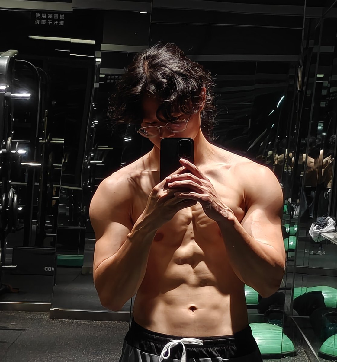 beyouselfb's tweet photo. 好不容易闲下来一天，其实还有点不适应，然后我回顾了一下我这个月，从月初开始状态不好，到熬夜，断食，到学了点抽烟麻痹自己 一开始避着人抽 到当着一群人面抽，从一两根到一次抽七八根，到我开始在想着给自己改花刀，我很清楚我的状态是越来越差的，但是我真的有点调整不好 https://t.co/DFsJ7TWqKb
