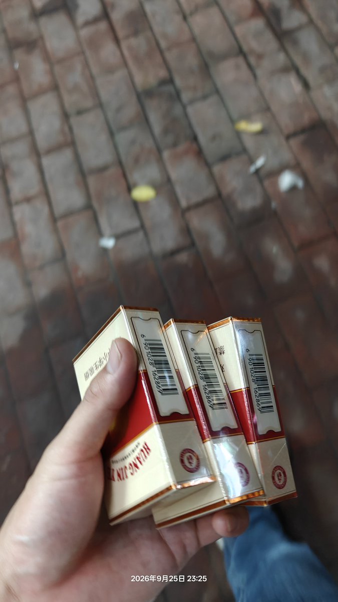 beyouselfb's tweet photo. 好不容易闲下来一天，其实还有点不适应，然后我回顾了一下我这个月，从月初开始状态不好，到熬夜，断食，到学了点抽烟麻痹自己 一开始避着人抽 到当着一群人面抽，从一两根到一次抽七八根，到我开始在想着给自己改花刀，我很清楚我的状态是越来越差的，但是我真的有点调整不好 https://t.co/DFsJ7TWqKb
