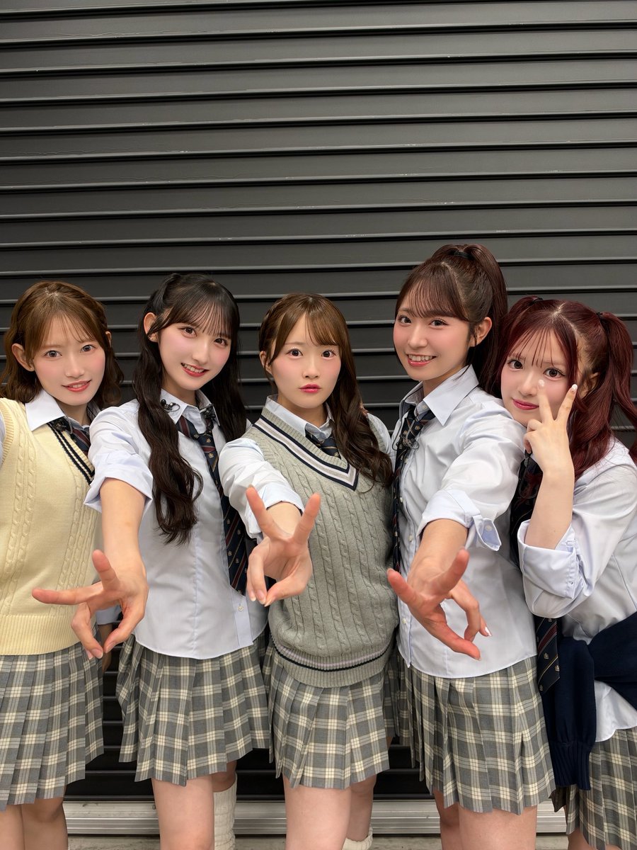 48Suzuha_16LOVE's tweet photo. 「 #AKBサンコンコン 」 
夜公演：全員 " 好きish " コンサート
ありがとうございました 🎤🎀

期別制服に ､ 全員センター45曲ノンストップ !

TikTokで載せ続けていた 「 就寝シリーズ 」
" シャワーの後だから " をセンターでしました 🚿♡

こさきちゃんはKアリーナでお布団敷いて寝てくれたよ 🌙
最後 ､ お布団を自分で持って帰ってえらかったね〜👶🏻💤

" ウッホウッホホ " の葵心ちゃんも素敵やった 🦍♡
AKB48全メンバー49人で
作り上げたステージいかがでしたか〜？🌟
