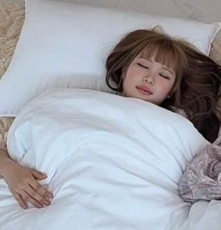YeonPochu's tweet photo. Saatnya tiduuurr, doakan semoga nggak mimpi dikejar pizza https://t.co/gOfL9KiLzn