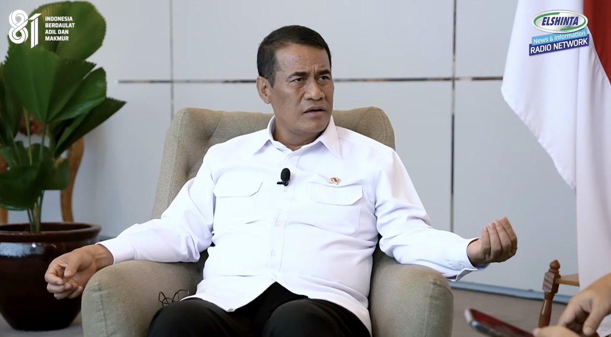 LambeSahamjja's tweet photo. guys ini modus mafia sawit yang caranya licik banget dan baru dibongkar langsung sama menteri pertanian sendiri

jadi gini cara kerjanya harga cpo di dalam negeri itu cuma sekitar 14 sampai 15 ribu rupiah per kilo sementara di rotterdam eropa harganya bisa tembus 27 ribu rupiah gap nya hampir separuh sekitar 47 persen bayangin selisih segede itu

nah pengusaha nakal ini main dengan cara bikin perusahaan bayangan di luar negeri entah di rotterdam singapura atau eropa manapun 

jadi ceritanya perusahaan dalam negeri ekspor ke perusahaan miliknya sendiri di luar negeri dengan harga murah abis itu baru perusahaan yang di luar negeri itu jual lagi dengan harga pasar yang beneran mahal

triknya kantong kiri kantong kanan modusnya rapi banget karena secara dokumen ekspornya sah cuma harganya sengaja diturunin di atas kertas biar yang kena pajak di indonesia cuma dari harga murah itu padahal untung sebenarnya udah kabur duluan ke luar negeri dan enggak kena pajak sepeser pun

akibatnya negara rugi luar biasa gede totalnya ditaksir sampai 908 miliar dolar as atau setara 15.000 triliun rupiah selama 34 tahun ini bukan angka kaleng kaleng ini duit yang harusnya bisa buat bangun sekolah rumah sakit infrastruktur malah raib gara gara permainan kertas doang

yang bikin makin geram menteri pertanian sendiri bongkar analoginya pengusaha ini ambil hgu alias hak guna usaha di tanah negara terus digadein ke bank himbara pake uang rakyat indonesia begitu dapet untung malah duitnya disimpen di luar negeri ini namanya capital flight duit hasil dari tanah negara kita sendiri malah kabur ke kantong asing

lebih parah lagi pernah ada kejadian aneh pas harga cpo dunia lagi naik dan dolar menguat harusnya harga tbs alias tandan buah segar buat petani ikut naik eh malah dibikin turun di lapangan jadi bukan cuma negara yang dirugiin tapi petani kecil juga kena imbasnya langsung

dari hasil pantauan udah ketauan dari 1900 perusahaan yang dicek ada 274 perusahaan yang kedapatan enggak patuh dan datanya udah dikirim ke kapolri buat ditindak kalau terbukti melanggar

jadi selama puluhan tahun modus ini jalan mulus karena sistemnya emang dibiarin longgar sekarang baru mau dibenerin dengan sistem ekspor satu pintu biar enggak bisa lagi main kucing kucingan sembunyiin harga asli

pertanyaannya sekarang kalau kerugiannya udah setrilun trilun kayak gini dan modusnya udah kebongkar sejelas ini kenapa baru sekarang ditindak dan siapa aja sebenarnya nama nama besar yang selama puluhan tahun menikmati aliran uang haram ini