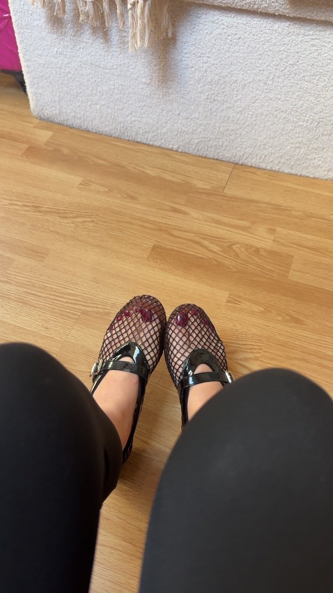 queendi690's tweet photo. Petit sondage : chaussures ou pieds nus ? 👠🦶 https://t.co/OidVmYTaKr