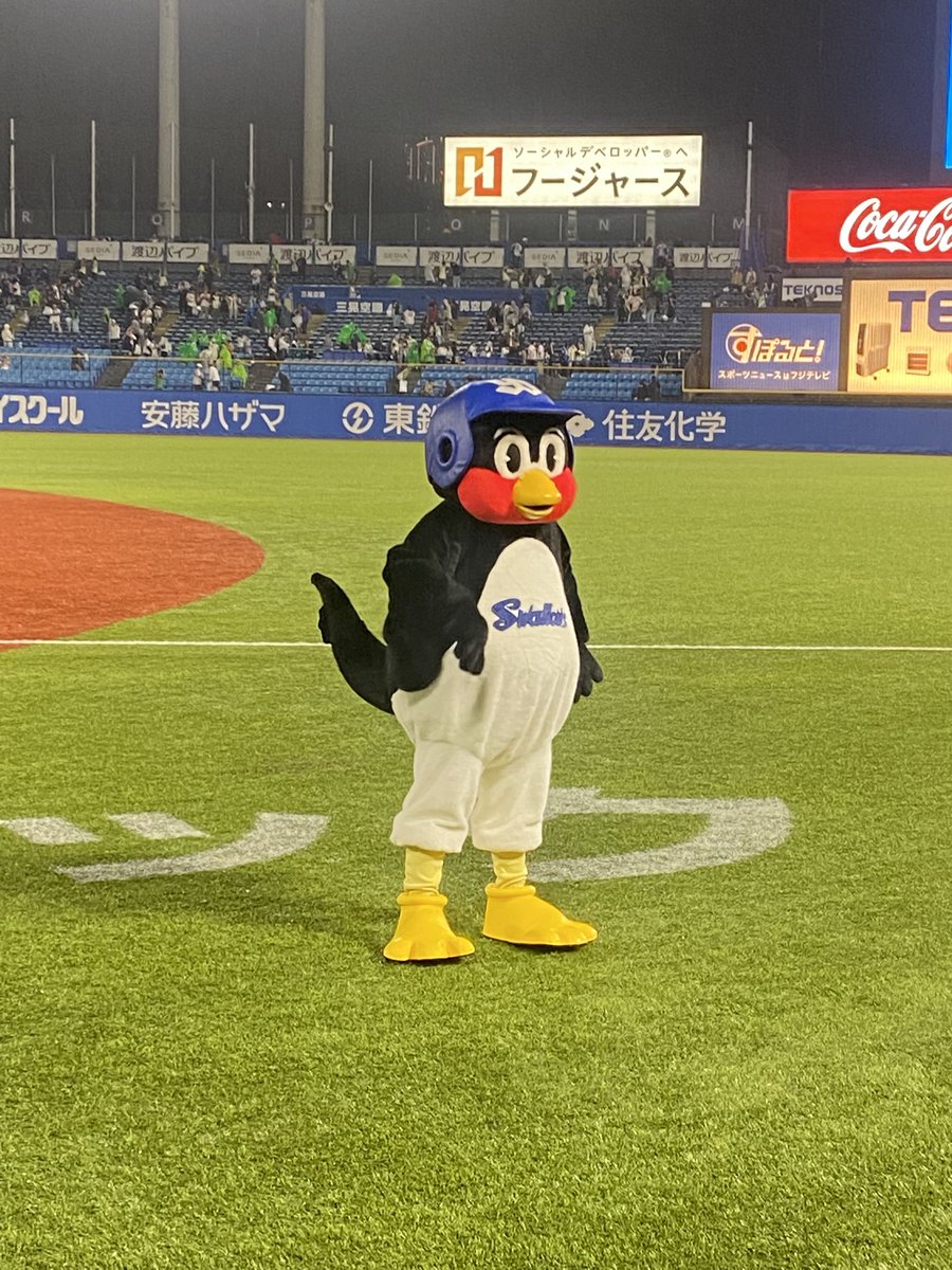 mihoshi221's tweet photo. 神宮球場行ってきた〜。ローセレカラーでかわいかったからつい買っちゃった☂️
最後はサヨナラホームランで勝利！楽しかった〜😊 https://t.co/YnN6HYoNyW