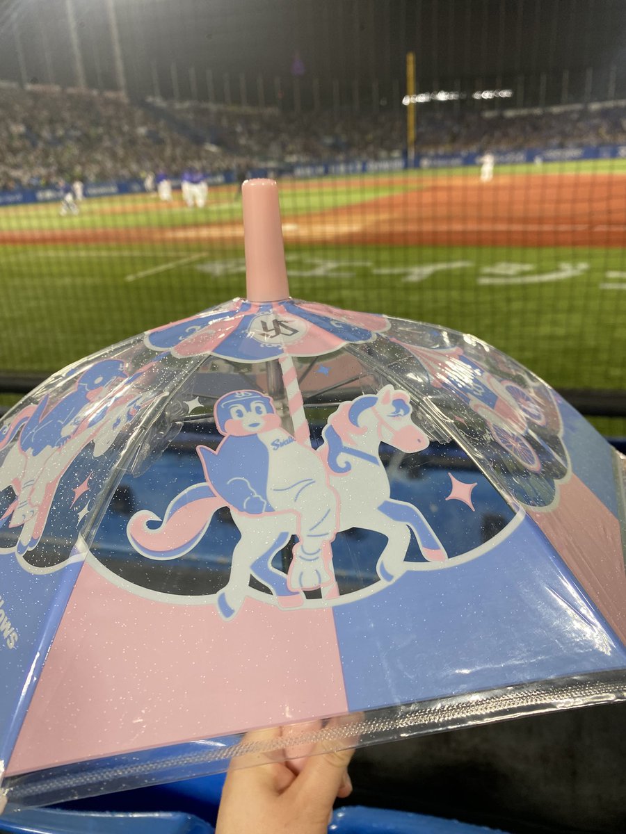 mihoshi221's tweet photo. 神宮球場行ってきた〜。ローセレカラーでかわいかったからつい買っちゃった☂️
最後はサヨナラホームランで勝利！楽しかった〜😊 https://t.co/YnN6HYoNyW