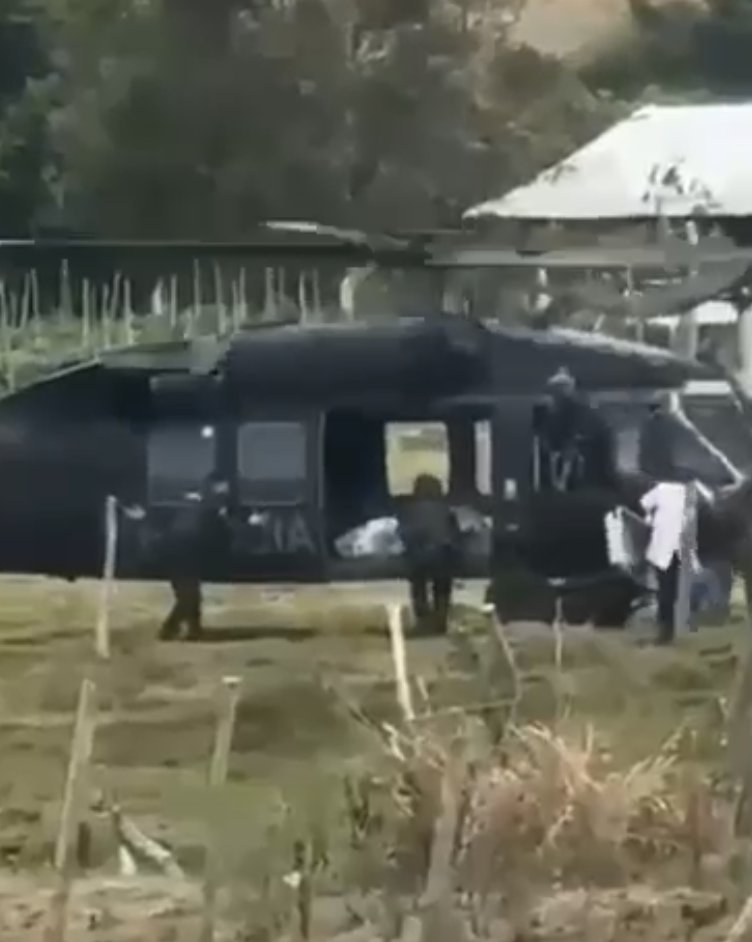 YoAlejoV's tweet photo. Miren cómo trasladaron los cuerpos de los dos policías asesinados ayer. Esto es duro de decirlo, pero es una realidad que la prensa busca ocultar: en el gobierno de Abelardo no solo los criminales terminan en bolsas blancas. https://t.co/HRYk4710hJ