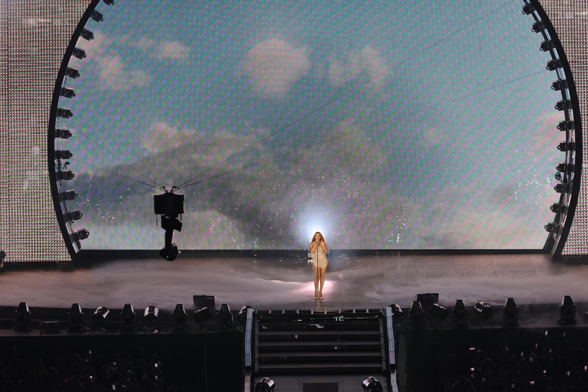 Senysara1's tweet photo. Renaissance World Tour - Toronto Night 1 | 4K https://t.co/uEc5KusaeM