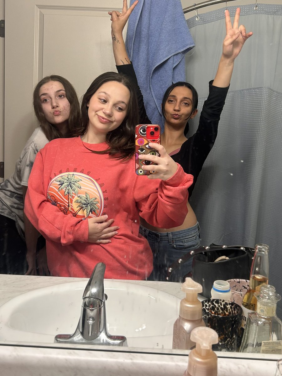 userplurapple2's tweet photo. Had fun with my babes lastnight 💁‍♀️❄️ #whiteys 😍 https://t.co/uUF9up2wUX