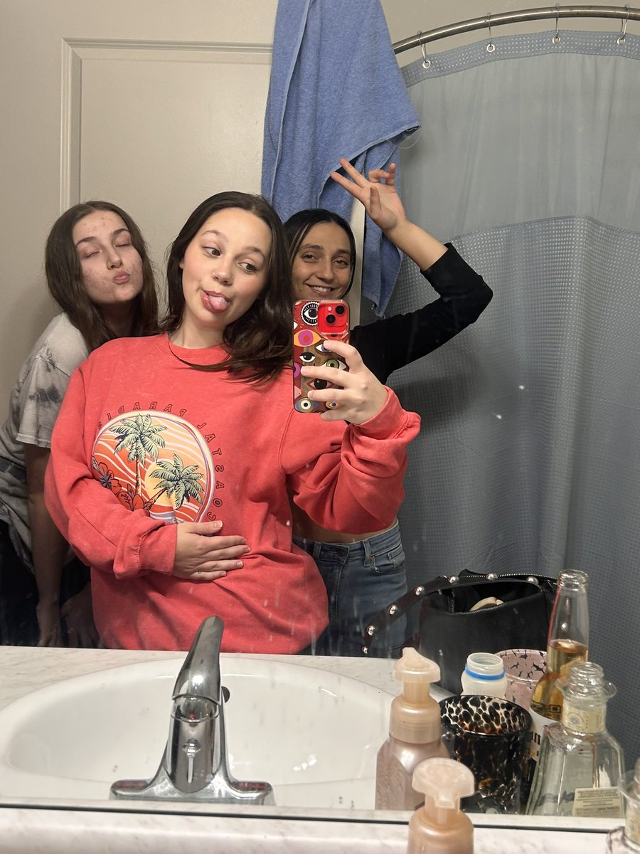 userplurapple2's tweet photo. Had fun with my babes lastnight 💁‍♀️❄️ #whiteys 😍 https://t.co/uUF9up2wUX
