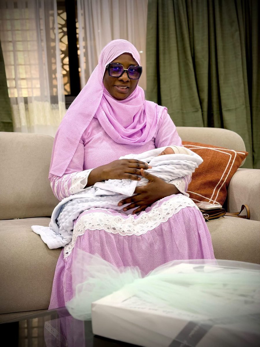 LayeSeckSeckFCB's tweet photo. ‼️Bentaleb Sow ✍🏿

🔹Madame Sonko , tata Khady Kébé nous a fait l’honneur et le plaisir de nous rendre visite avec beaucoup de cadeaux mashaallah pour le bébé Mouhamed Ali Amìlcar, avec les compliments de grand Ousmane.

🔸Merci pour ce geste empreint de kolëré.

🔹Qu'Allah vous accorde également Ses bienfaits, Sa santé et Sa protection, à vous et à toute votre famille, dont vous me considérez comme faisant partie.

🇸🇳❤️🔥