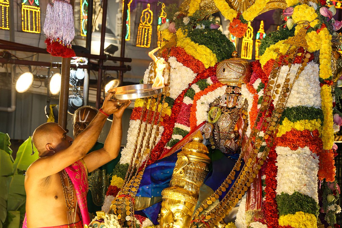 TTDevasthanams's tweet photo. పౌర్ణమి గరుడసేవతో భక్తులకు కనువిందు చేసిన శ్రీ మలయప్ప స్వామివారు.
సర్వాలంకార భూషితుడై గరుడునిపై తిరుమల మాడ వీధుల్లో విహరిస్తూ భక్తులను కటాక్షించారు.
గరుడసేవను దర్శించిన భక్తులు ఆధ్యాత్మిక ఆనందంలో మునిగిపోయారు
#PournamiGarudaSeva #GarudaSeva #MalayappaSwamy #Tirumala #TTD #Govinda https://t.co/6NOByxbI2z