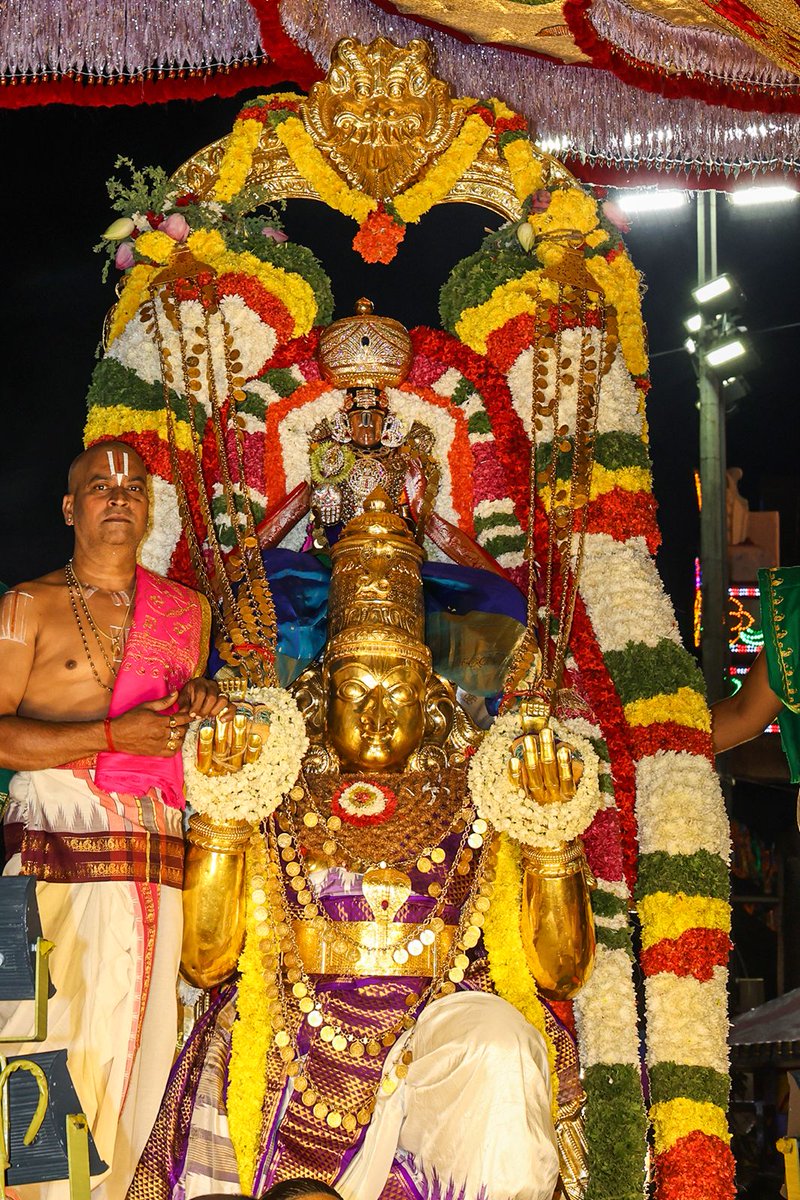 TTDevasthanams's tweet photo. పౌర్ణమి గరుడసేవతో భక్తులకు కనువిందు చేసిన శ్రీ మలయప్ప స్వామివారు.
సర్వాలంకార భూషితుడై గరుడునిపై తిరుమల మాడ వీధుల్లో విహరిస్తూ భక్తులను కటాక్షించారు.
గరుడసేవను దర్శించిన భక్తులు ఆధ్యాత్మిక ఆనందంలో మునిగిపోయారు
#PournamiGarudaSeva #GarudaSeva #MalayappaSwamy #Tirumala #TTD #Govinda https://t.co/6NOByxbI2z