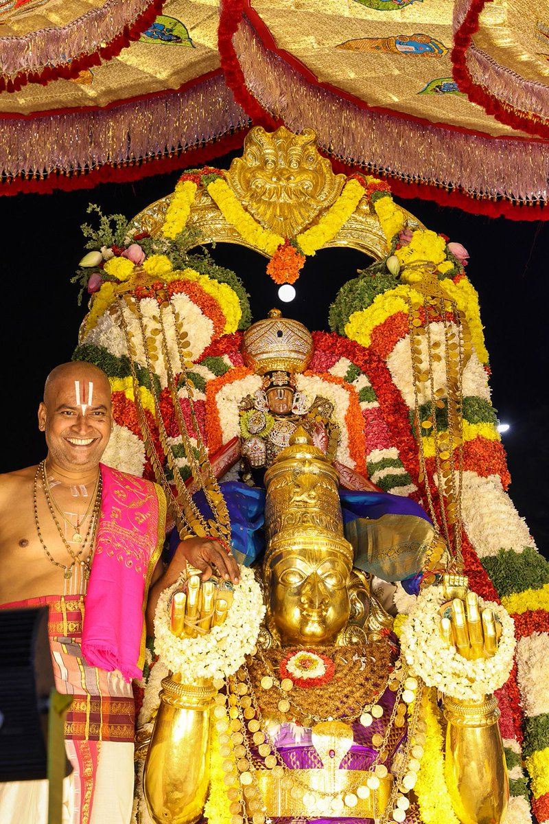 TTDevasthanams's tweet photo. పౌర్ణమి గరుడసేవతో భక్తులకు కనువిందు చేసిన శ్రీ మలయప్ప స్వామివారు.
సర్వాలంకార భూషితుడై గరుడునిపై తిరుమల మాడ వీధుల్లో విహరిస్తూ భక్తులను కటాక్షించారు.
గరుడసేవను దర్శించిన భక్తులు ఆధ్యాత్మిక ఆనందంలో మునిగిపోయారు
#PournamiGarudaSeva #GarudaSeva #MalayappaSwamy #Tirumala #TTD #Govinda https://t.co/6NOByxbI2z
