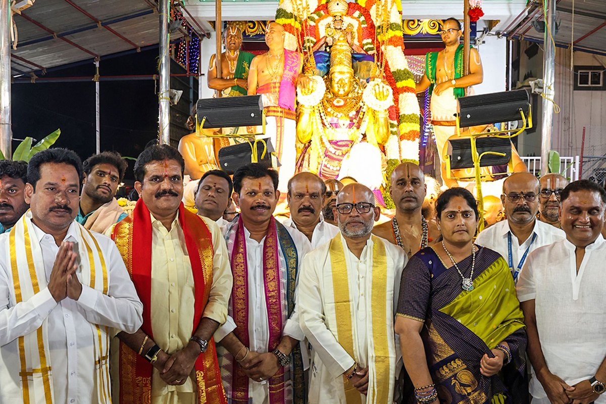 TTDevasthanams's tweet photo. పౌర్ణమి గరుడసేవతో భక్తులకు కనువిందు చేసిన శ్రీ మలయప్ప స్వామివారు.
సర్వాలంకార భూషితుడై గరుడునిపై తిరుమల మాడ వీధుల్లో విహరిస్తూ భక్తులను కటాక్షించారు.
గరుడసేవను దర్శించిన భక్తులు ఆధ్యాత్మిక ఆనందంలో మునిగిపోయారు
#PournamiGarudaSeva #GarudaSeva #MalayappaSwamy #Tirumala #TTD #Govinda https://t.co/6NOByxbI2z