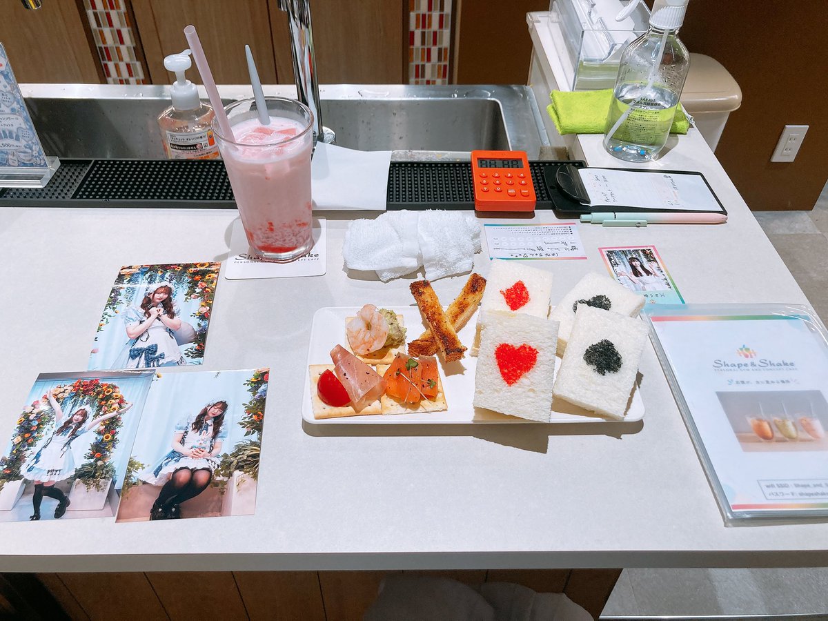 ReinaR1105's tweet photo. 9/26(土) しぇいしぇい りつ生誕
不思議の国のアリスモチーフで華やか賑やかでもはや文化祭みたいに楽しかった♡
りっちゃんのアリス姿(＝アリツ)はとても儚かった…🫧 
写真こっちには載ってないけどしっかりフォトカたち持ってるよん！！
みんなありがとう🫶 https://t.co/wgaiOemflM