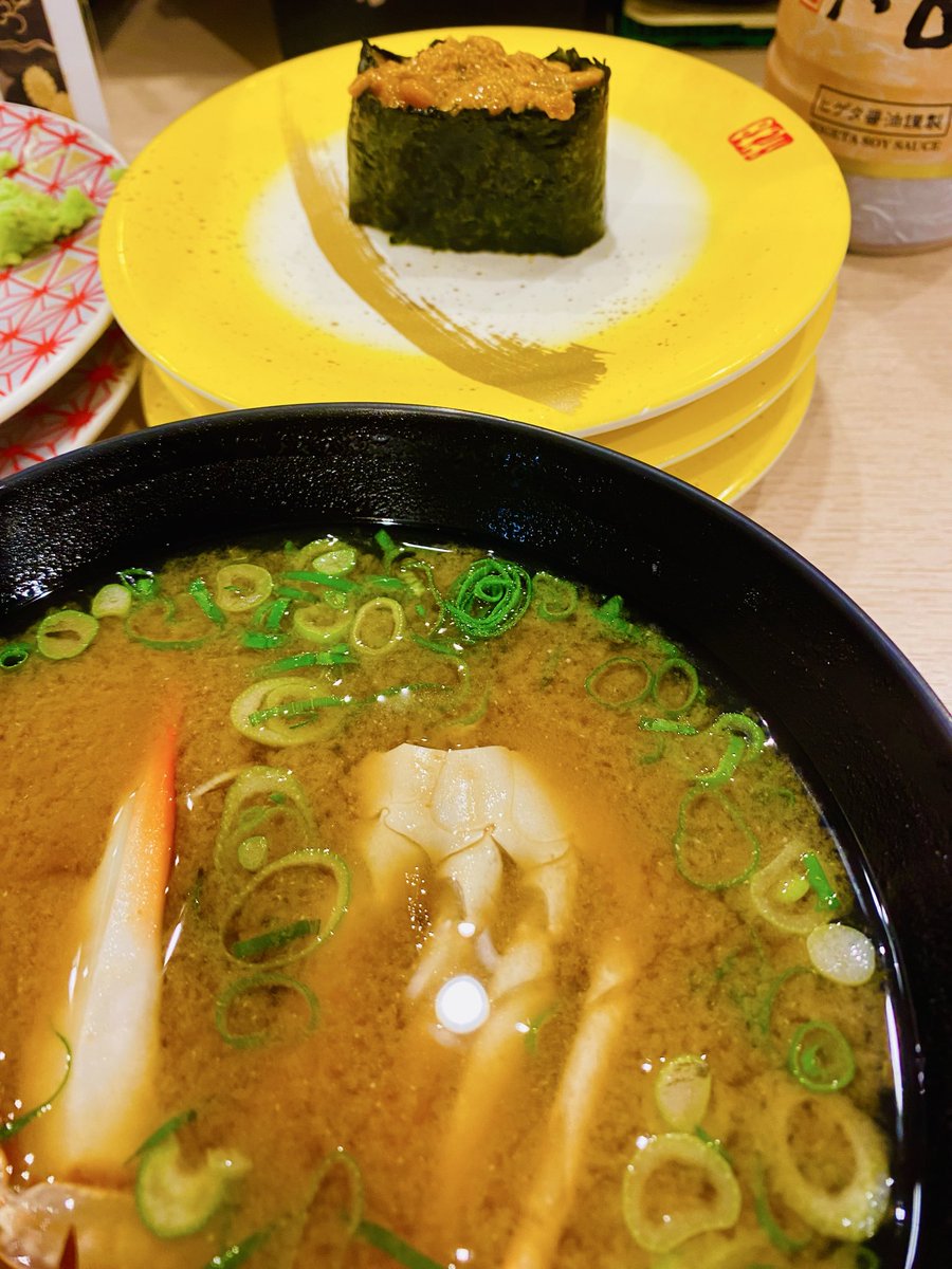 GID_Reiko's tweet photo. 回転すしで蟹のお味噌汁
かにかにたーらばがーに

(V)∧_∧(V)
 ヽ(･ω･)ﾉ
 　/   /
 ノ￣ゝ

かにかにずーわいがーに

　　(V)∧_∧(V)
　　 ヽ(  　  )ﾉ
　　　 /　/
          ノ￣ゝ

かにっかにっかにーー

(V)∧_∧(V)
 ヽ(･ω･)ﾉ
  　/   /
  ノ￣ゝ https://t.co/y5fKyWOyHO
