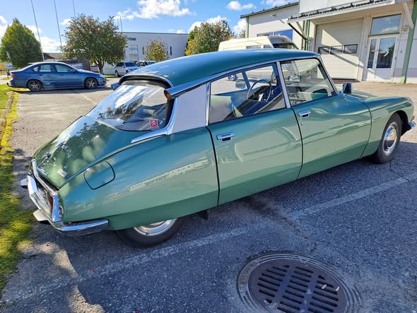 ApacheQQ's tweet photo. Oikeesti haluaisin noin hienon auton #autot #citroen #cars #museoautot #classiccars https://t.co/Z2W3tSK3H6