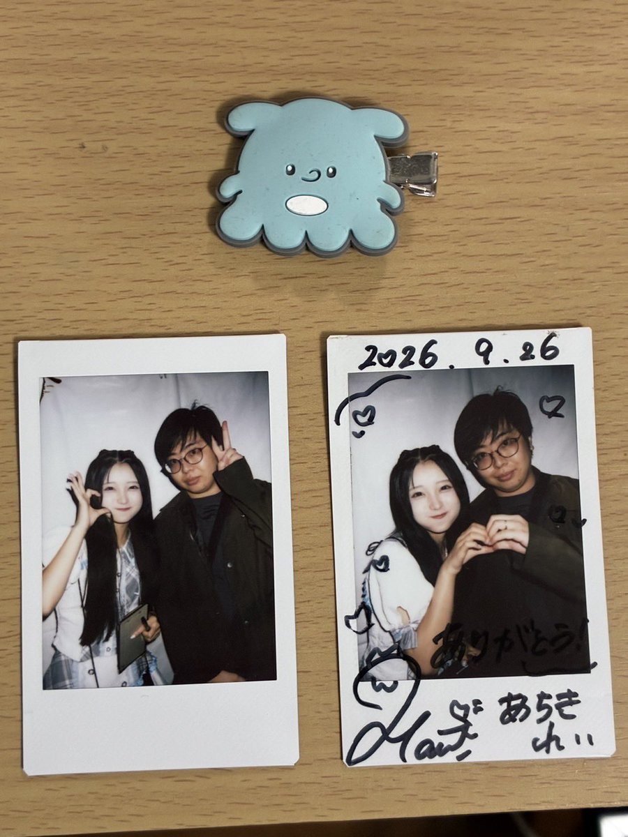 ACHIKINO_PLASTA's tweet photo. 遂に6年ぶりに有料チェキを撮った
デコ出しの子は誰やキラキラしとる
撮るか…しかし昔と違い知り合いおらんし名前も分からん…数分ほど列の後ろで眺める
名前とデコを確認して無事に撮れた😂
デコ出し強いよと言ってあげたい
アチキの全盛期に会いたかった
妻には怒られなかった
#はるのの愛あげるの https://t.co/yofmiXP6qe