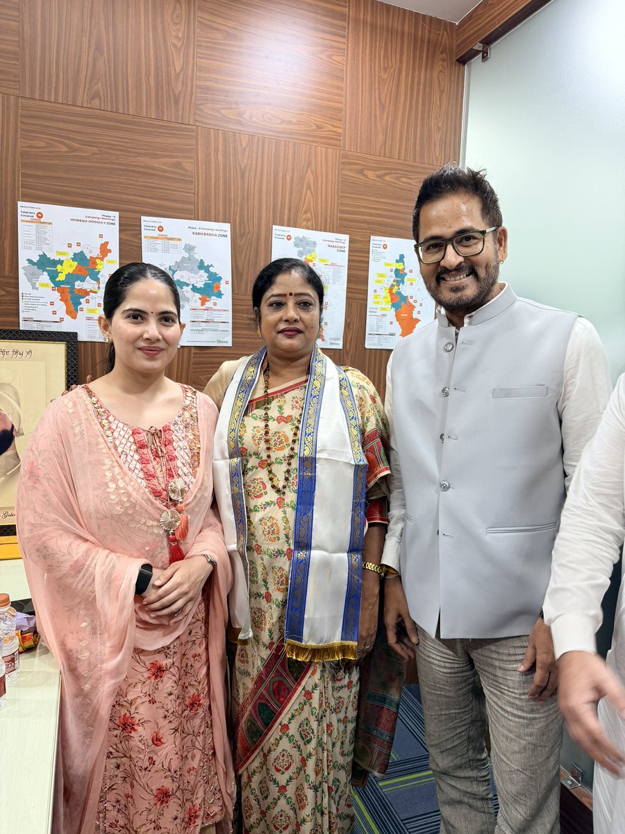 hiran_chatterji's tweet photo. It was an honour to meet Smt. Pinki Kushwaha Ji, Saha-Prabhari of BJP West Bengal, and renowned spiritual orator and motivational speaker Jaya Kishori Ji today at the BJP Salt Lake Office. @Pinkikushwaha01 @iamjayakishori @BJP4Bengal https://t.co/dC0PULscWz