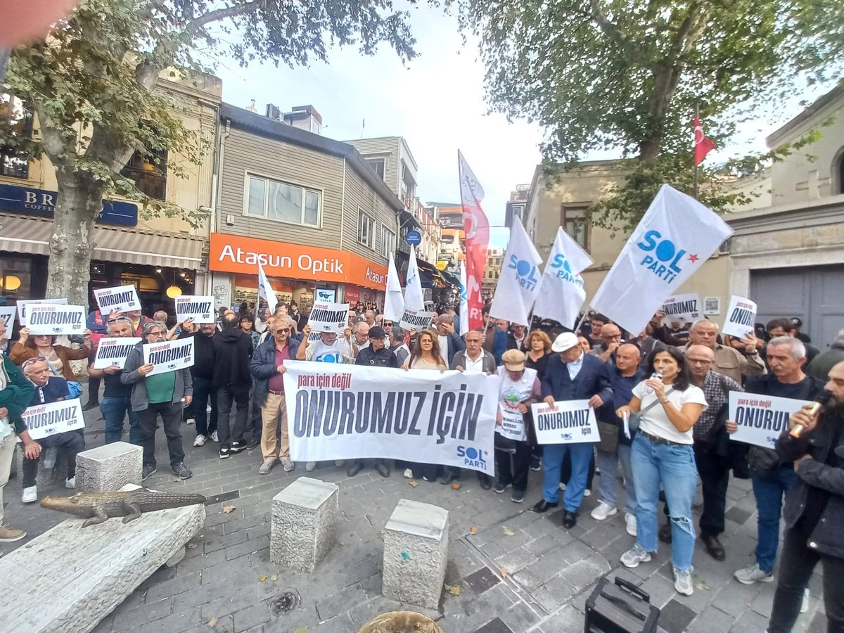 solpartistanbul's tweet photo. PARA İÇİN DEĞİL,
ONURUMUZ İÇİN SOKAKTAYIZ!

Ankara’da AYM önünde “Para için değil, ONUR için” diyerek yaşamına son veren emekli arkadaşımızın ölümü, milyonlarca emeklinin içine itildiği yoksulluğun ve geçim krizinin acı bir göstergesidir.

Emeklileri açlık ve sefalete mahkûm eden, emeği değersizleştiren bu düzeni kabul etmiyoruz. Bir ömür çalışan insanlarımızı üç kuruşa muhtaç edenlerden hesap soracağız; insanca yaşam, adalet ve onurlu bir gelecek için  tüm halkımızla omuz omuza mücadele edeceğiz.