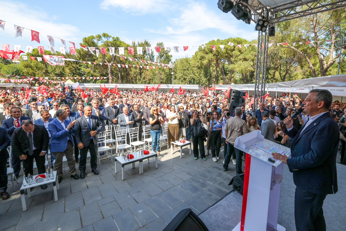 eczozgurozel's tweet photo. Türkiye’ye demokrasi vaat edebilmenin tek yolu, demokrasiyi önce kendi evinizde kurmaktır demiştik.

Sözümüzü tuttuk. Bugün sandıkları kurduk, sözü sahibine bıraktık.

Manisa Yunusemre’de, kendi sandığımda ben de oyumu kullandım.

YENİ Parti’de;
İlçe Başkanını üyeler seçiyor.
İl Başkanını üyeler seçiyor.
Genel Başkanı üyeler seçiyor.

Hayırlı, uğurlu olsun.