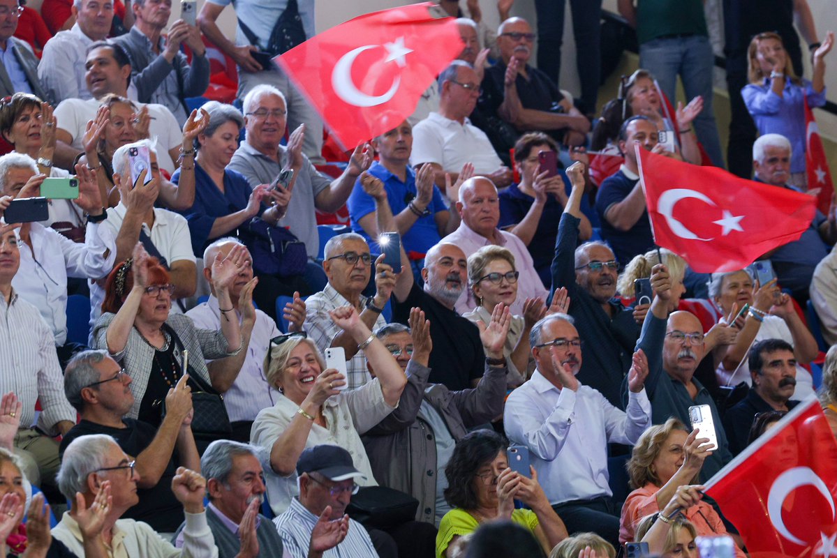 eczozgurozel's tweet photo. Türkiye’ye demokrasi vaat edebilmenin tek yolu, demokrasiyi önce kendi evinizde kurmaktır demiştik.

Sözümüzü tuttuk. Bugün sandıkları kurduk, sözü sahibine bıraktık.

Manisa Yunusemre’de, kendi sandığımda ben de oyumu kullandım.

YENİ Parti’de;
İlçe Başkanını üyeler seçiyor.
İl Başkanını üyeler seçiyor.
Genel Başkanı üyeler seçiyor.

Hayırlı, uğurlu olsun.