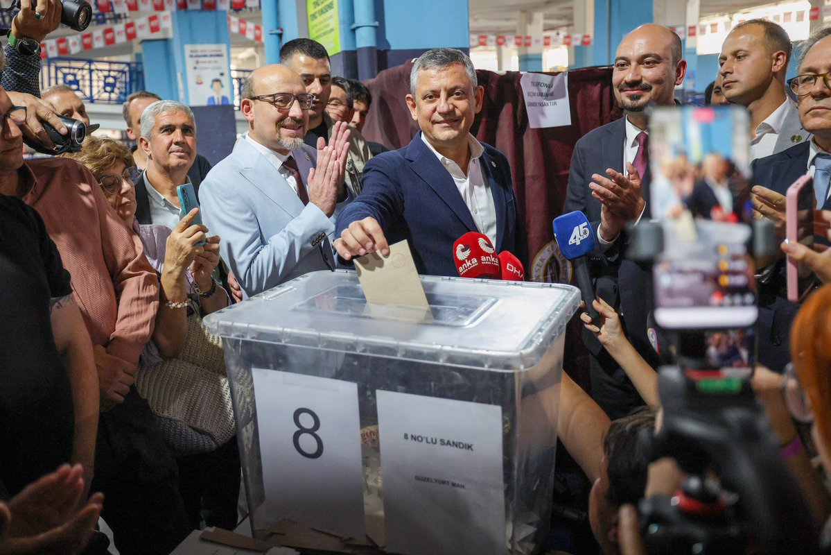 eczozgurozel's tweet photo. Türkiye’ye demokrasi vaat edebilmenin tek yolu, demokrasiyi önce kendi evinizde kurmaktır demiştik.

Sözümüzü tuttuk. Bugün sandıkları kurduk, sözü sahibine bıraktık.

Manisa Yunusemre’de, kendi sandığımda ben de oyumu kullandım.

YENİ Parti’de;
İlçe Başkanını üyeler seçiyor.
İl Başkanını üyeler seçiyor.
Genel Başkanı üyeler seçiyor.

Hayırlı, uğurlu olsun.