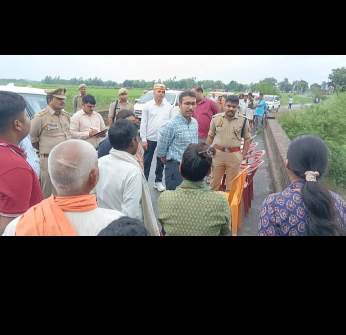 Akhiles20107305's tweet photo. डीएम अमेठी और पुलिस अधीक्षक महोदय का दिल से आभार और धन्यवाद आप लोगो ने इतनी भीषण वर्षा में भी क्षेत्र की समस्याओं को प्राथमिकता देते हुए उनकी परेशानियों के बीच जिस तरह से लगातार खड़े है वास्तव में आप लोगो को ईश्वर लम्बी आयु और तरक्की दे तस्वीर दिल छू गई 
@DmAmethi #amethi https://t.co/fb1yJgAkWy