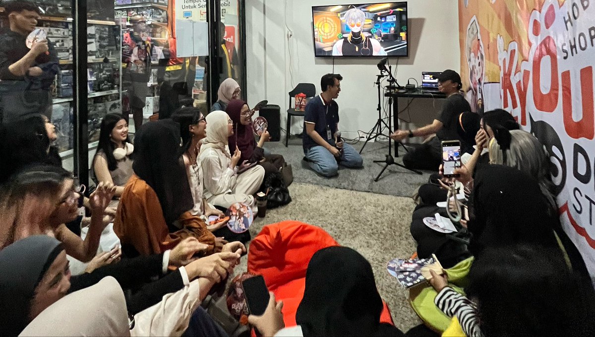 KyouHobbyShop's tweet photo. wah ini sih pecah banget fans nya @KrowThornes !! seru banget para minKyou yang di ruangan ini excited liat temen” nge hype dan berinteraksi dengan krow 😎👍🔥

meskipun awal” sedikit grogi tapi minKyou lega semua lancar sampai akhir! thanKyou semua nya, otsu krow 🤝✨ https://t.co/BQRR0UYenJ