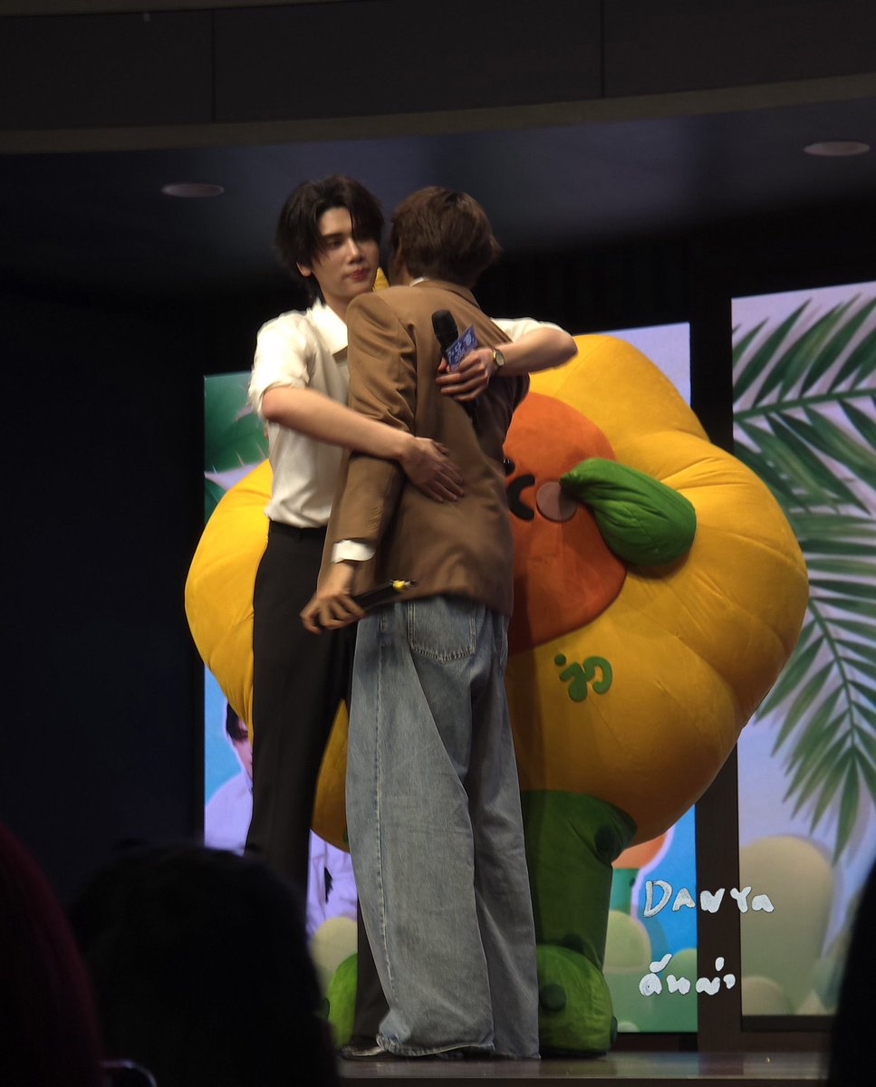 Joongdunk_trend's tweet photo. JOONGDUNK JAIDEE SEOUL SMILES 

#JDJaideeFMinSeoul 
#JoongDunk #JAIDEE 

ดีดีจะกอดป่ะป๊า ต้องต่อคิวแด๊ดดี้นะคะ https://t.co/1SdmNzQoT9