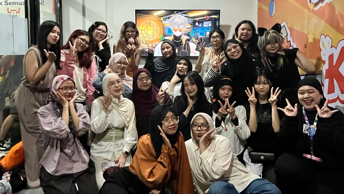 KyouHobbyShop's tweet photo. wah ini sih pecah banget fans nya @KrowThornes !! seru banget para minKyou yang di ruangan ini excited liat temen” nge hype dan berinteraksi dengan krow 😎👍🔥

meskipun awal” sedikit grogi tapi minKyou lega semua lancar sampai akhir! thanKyou semua nya, otsu krow 🤝✨ https://t.co/BQRR0UYenJ