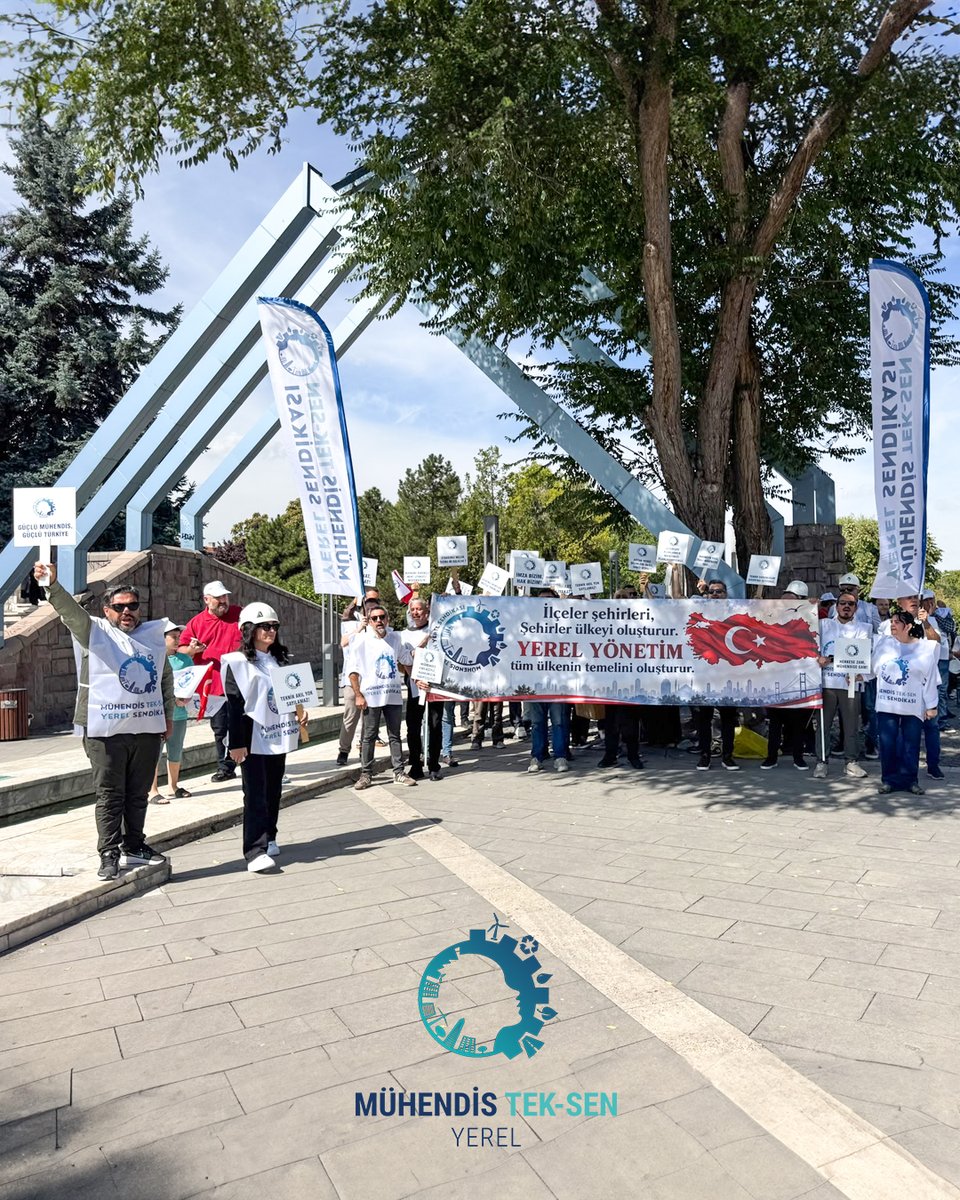 MuhTekYerelYntm's tweet photo. İlçeler şehirleri, şehirler ülkeyi oluşturur. Yerel yönetim tüm ülkenin temelini oluşturur. diyerek bugün haklarımız için alanlardaydık. Yerel yönetimlerde görev yapan mühendis, mimar ve teknik personelin emeği, şehirlerimizin inşası ve geleceği için vazgeçilmezdir. Ancak "Kamu mühendislerinin maaşı eriyor ama kimse görmüyor" diyen meslektaşlarımızın haklı isyanını bugün Anıtpark meydanından tek bir ses olarak duyurduk. Sahadaki yoğun emeğimizin ve mesleki itibarımızın yok sayılmasını kesinlikle kabul etmiyoruz.

Mühendis Tek Sen Yerel Sendikası olarak; adil ücret, liyakat ve güvenceli bir gelecek taleplerimizi omuz omuza haykırmak için bir aradaydık. Emeğimizin değersizleştirilmesine karşı asla sessiz kalmayacağız. Biliyoruz ki güçlü şehirler, ancak hakkını alan güçlü bir teknik kadroyla inşa edilebilir. Hak verilmez, birlikte alınır!

#MühendisTekSenYerel #YerelYönetim #EmeğeSaygı #AdilÜcret #MeslekiDayanışma #Anıtpark #Ankara