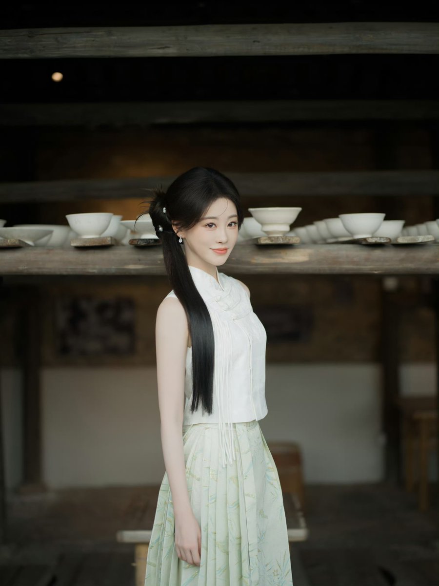 3guhee's tweet photo. 260926 축서단 공작실 웨이보 🆙

🌙
달빛은 흙담을 비껴 돌아가고
그림자는 바람결에 부드럽게 피어나니
도자기 마을에서 만난 낭만 한 조각

#请多关祝

#축서단 #祝绪丹 #ZhuXudan https://t.co/8wmvyc7XSr