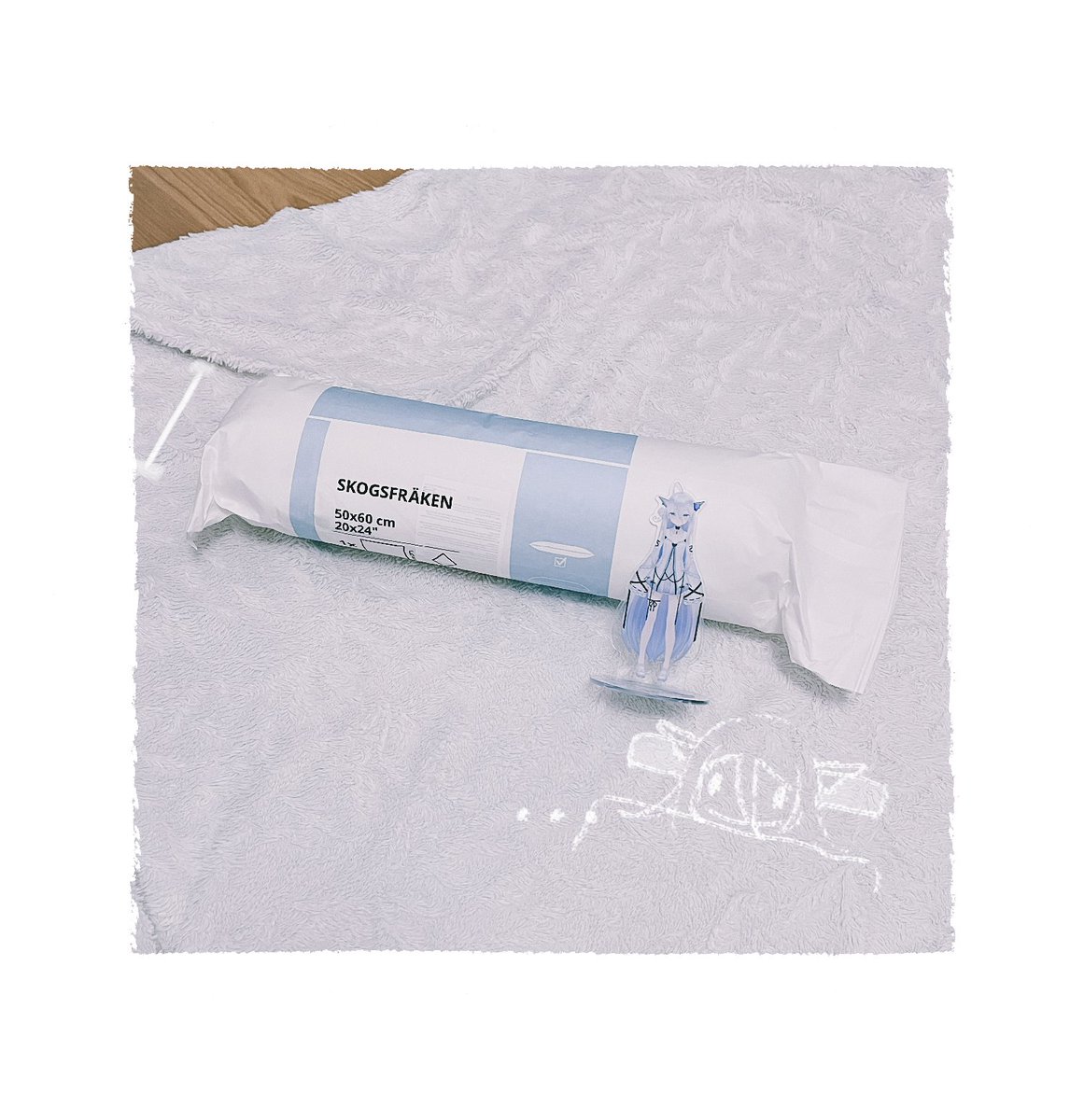 shird's tweet photo. . . . normal pillow  delivered in long format (｡△｡*) https://t.co/KEVKCUIpE9