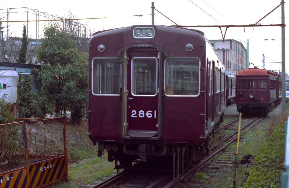 takamatsubus's tweet photo. 大阪市営地下鉄60系の画像を探していると出てきたのが阪急2861と2862。2861は個人譲渡で福知山に送られる直前、2862は試験塗装のようでした。いずれも正雀で https://t.co/dJ7TLQi3z8