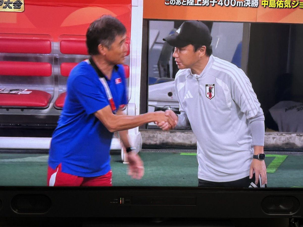 stael1110's tweet photo. アジア大会サッカー日本vs北朝鮮
試合終了後挨拶なく引き上げる選手スタッフの中 唯一大岩監督と握手を交わすキムジョンソン氏
Ｊリーグ数チームで監督を務めた方です
その人柄を知る方は納得だと思います
#FC琉球
#鹿児島ユナイテッド 
#ガイナーレ鳥取
#カマタマーレ讃岐 https://t.co/CMUn597DC9
