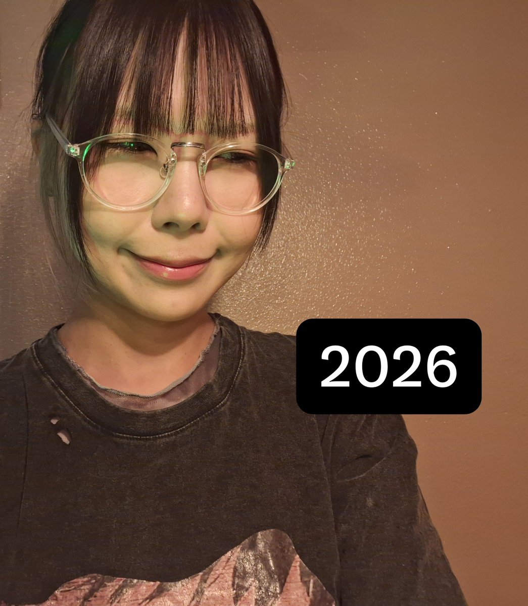 upiyu's tweet photo. 過去遡ったら最古の自撮りが2019年で前髪ないしロングヘアだし大人っぽい感じだけどどう見たって若い！！！！くそ！！！7年前ッッッッ ふかくにも似たような顔してる自撮りあった。 https://t.co/dKEbWEMJLp