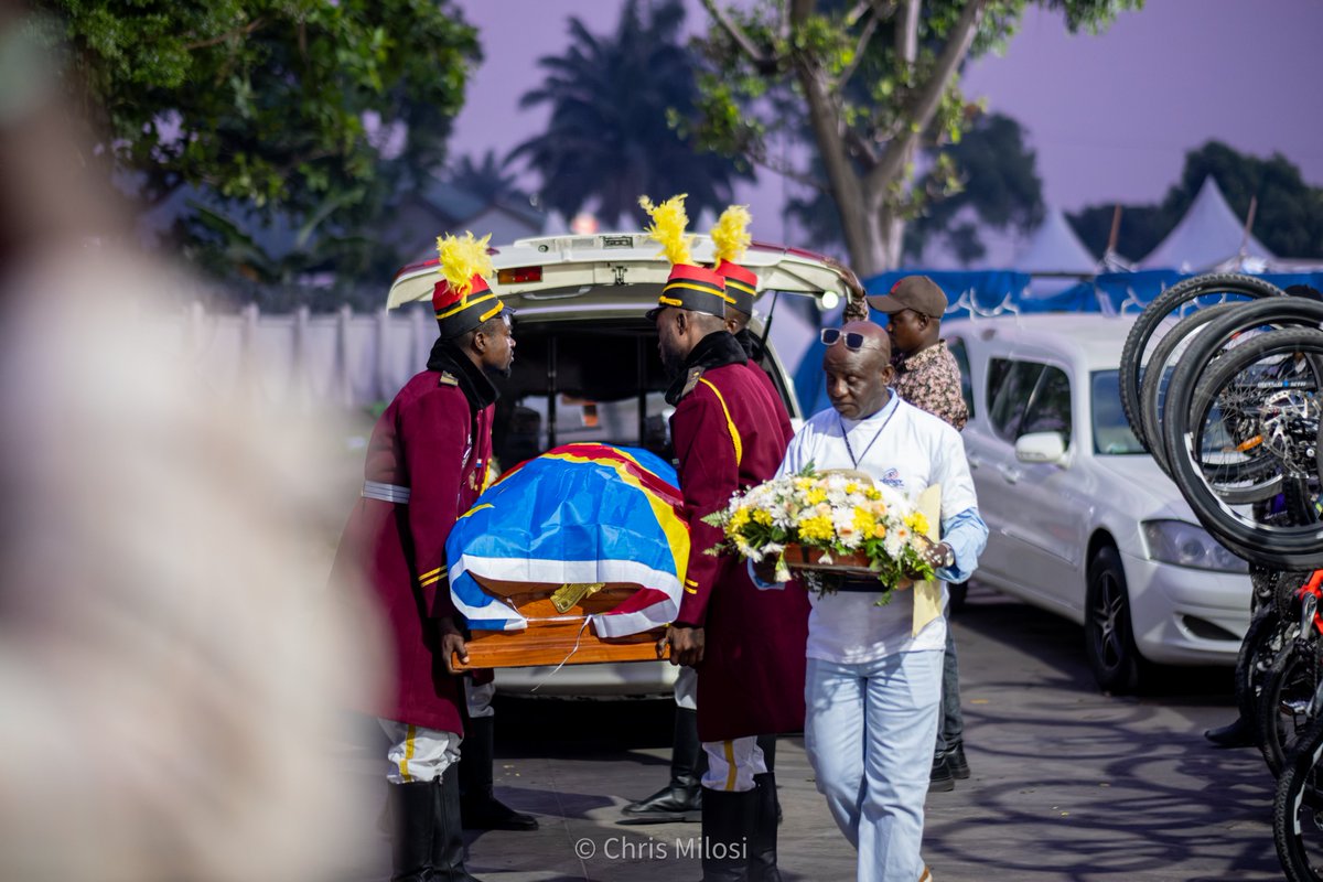 chrismille4's tweet photo. Kinshasa mourns Miguel Masaisai ("Pedal for Peace"). Emotional arrival of the hearse escorted by cyclists. 🕊️🚴‍♂️
​📸 Fujifilm X-H2S / XF 56mm
​#MiguelMasaisai #Kinshasa #DRC #Fujifilm #drcphotograph #٢٠٣٠_بلا_نقاب @FujifilmEMEA  @FujifilmEMEA @CongoDebout7 #Actualité https://t.co/4DCXkMglBb