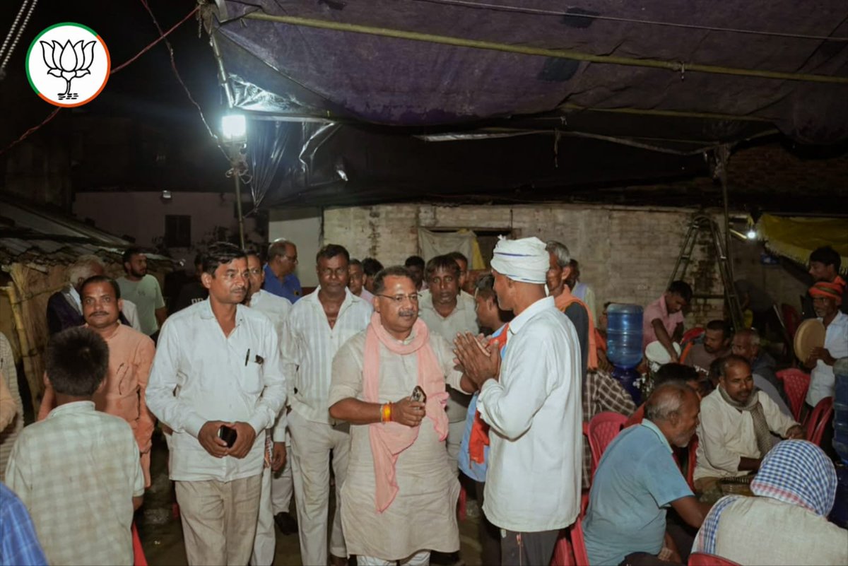 PNPathakBJP's tweet photo. आज अपने विधानसभा क्षेत्र कुशीनगर के कुड़वा दिलीपनगर स्थित सिसई टोला में श्री सदाबृक्ष कुशवाहा जी की पूज्य माताजी के ब्रह्मभोज में सम्मिलित होकर उन्हें श्रद्धांजलि अर्पित की एवं शोकाकुल परिजनों से भेंट कर अपनी संवेदना व्यक्त की। https://t.co/pXJmhQW9fK