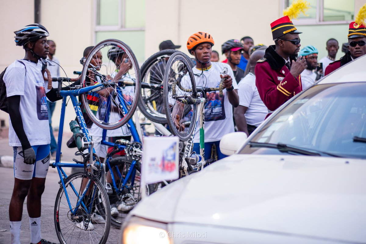 chrismille4's tweet photo. Kinshasa mourns Miguel Masaisai ("Pedal for Peace"). Emotional arrival of the hearse escorted by cyclists. 🕊️🚴‍♂️
​📸 Fujifilm X-H2S / XF 56mm
​#MiguelMasaisai #Kinshasa #DRC #Fujifilm #drcphotograph #٢٠٣٠_بلا_نقاب @FujifilmEMEA  @FujifilmEMEA @CongoDebout7 #Actualité https://t.co/4DCXkMglBb