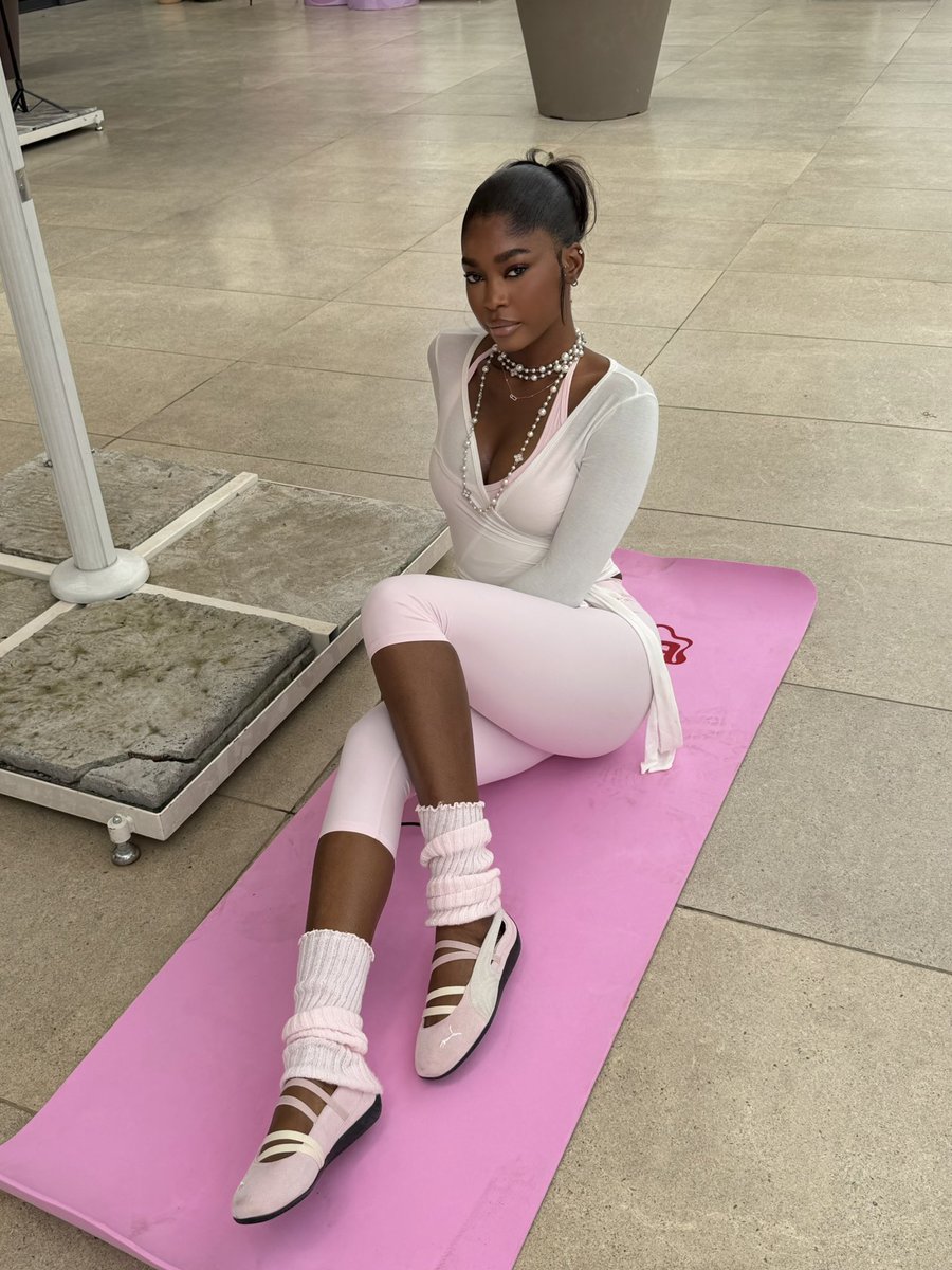 dede_ashiogwu's tweet photo. Pilates with a dang🌸 https://t.co/V49CiBgqWo
