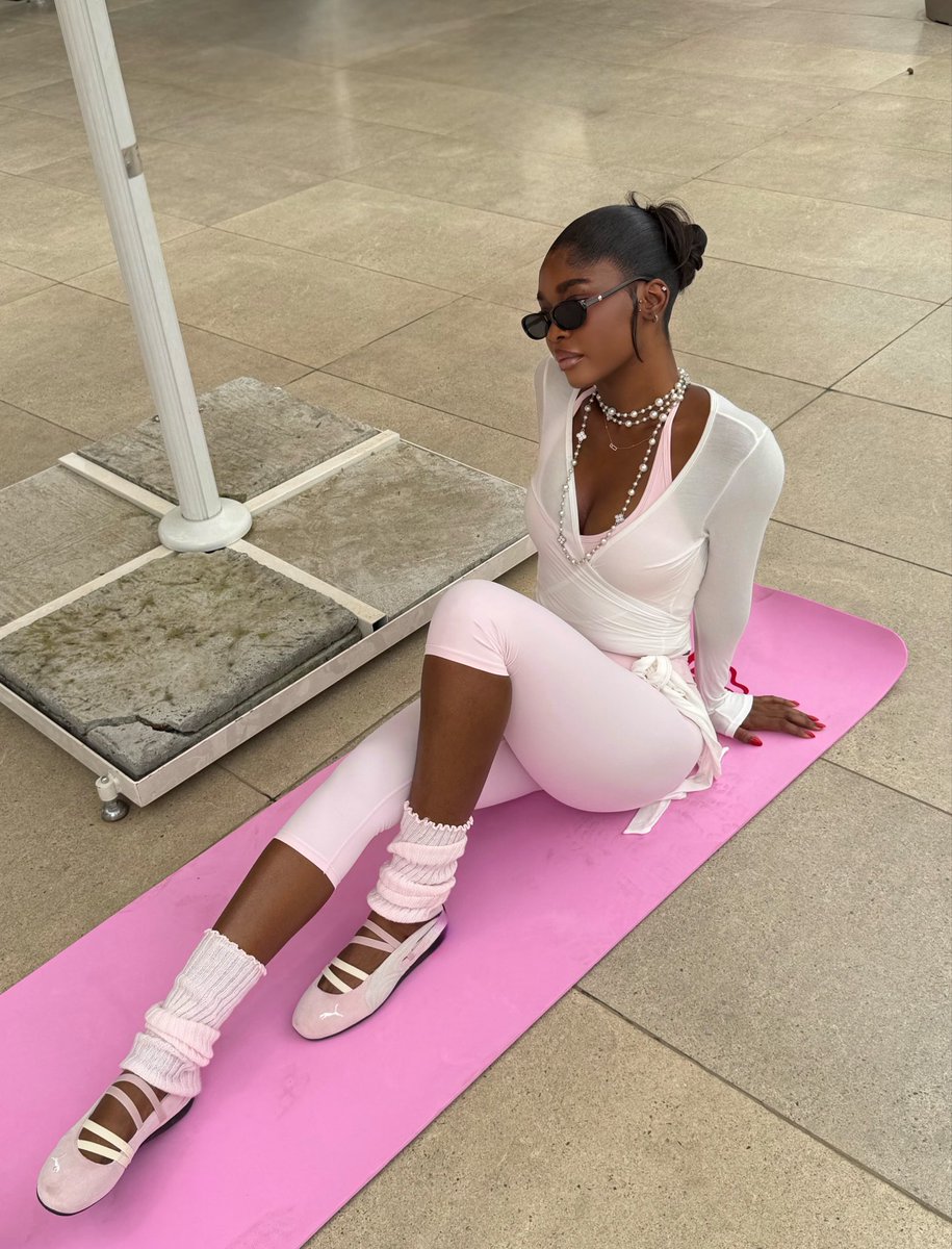 dede_ashiogwu's tweet photo. Pilates with a dang🌸 https://t.co/V49CiBgqWo