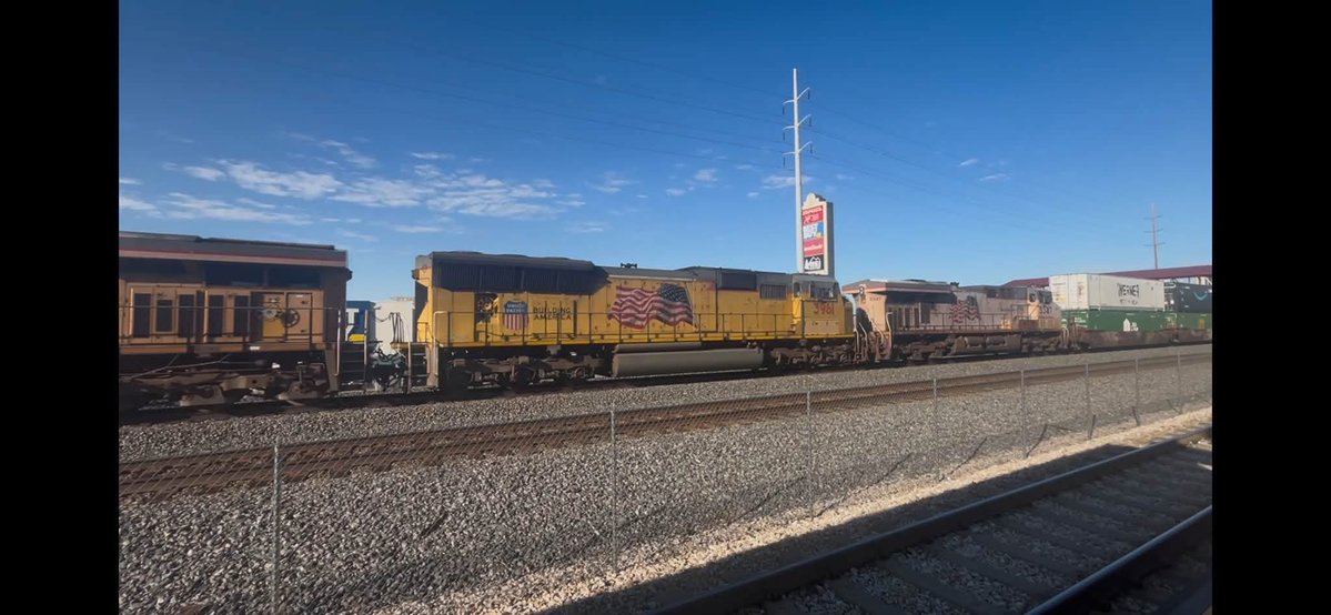 KenKent6yk's tweet photo. UP SD70M’s  5038  3961 4004 &amp; 3932 https://t.co/YjG3Q6TLUc