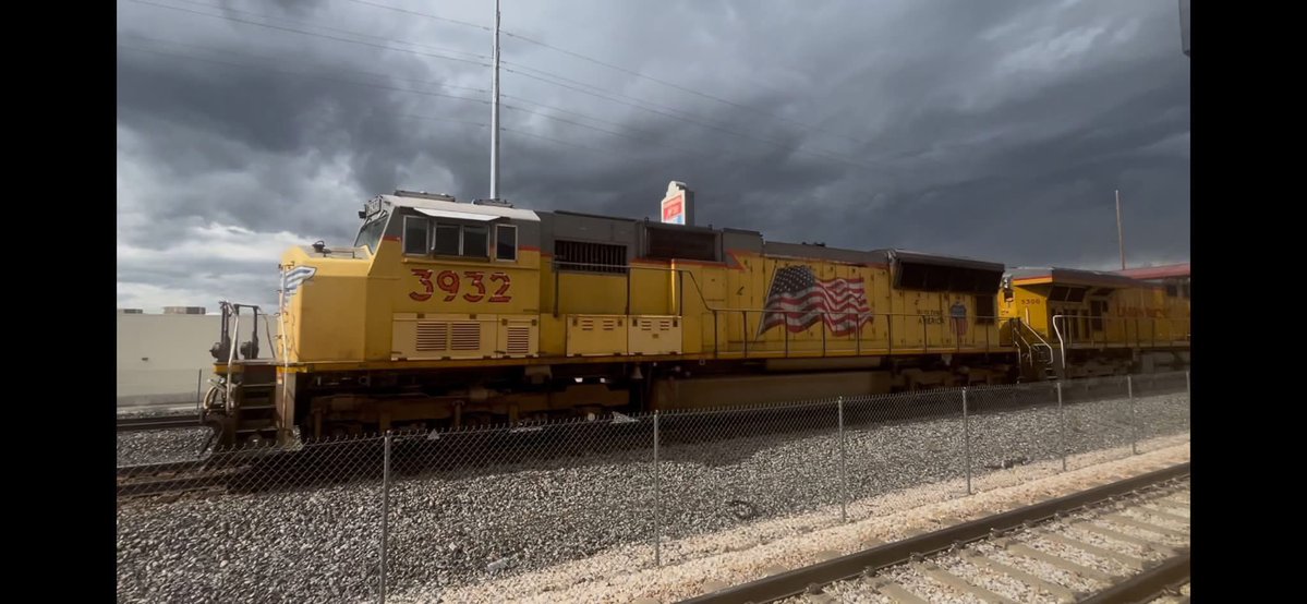 KenKent6yk's tweet photo. UP SD70M’s  5038  3961 4004 &amp; 3932 https://t.co/YjG3Q6TLUc
