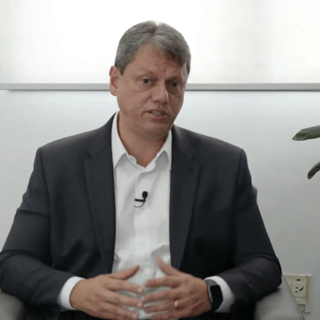 BlogdoNoblat's tweet photo. Tarcísio de Freitas (Republicanos), omite dos discursos e da propaganda eleitoral que menos de 1% dos agressores de mulheres são monitorados com tornozeleira eletrônica. "Em São Paulo, todo agressor de mulher é monitorado com tornozeleira", diz o governador. Cerca de 400 agressores de mulheres usam tornozeleira no estado. O número representa menos de 0,5% do total de medidas protetivas concedidas pelo TJ-SP de janeiro a julho deste ano (uol)