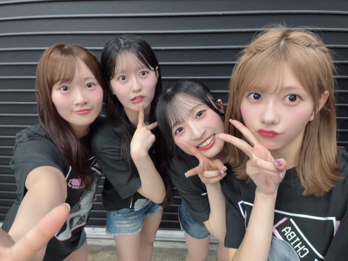 erii_20031027's tweet photo. #AKBサンコンコン 2公演
ありがとうございました！✊🏻

初めてステージ上で新聞紙を浴びた
お昼公演の ｢キリギリス人｣

ずっと最後の シュッ！！！をやってみたかった
夜公演の ｢胡桃とダイアローグ｣

みんなの個性が詰まっていて
とても楽しかったーー！✊🏻

明日で最後なの信じたくない。😭 https://t.co/rSKWLAp35s